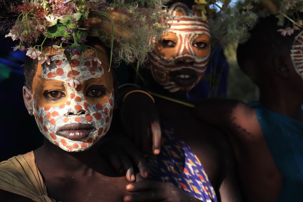 Visages fleuris dans la vallée de l'Omo