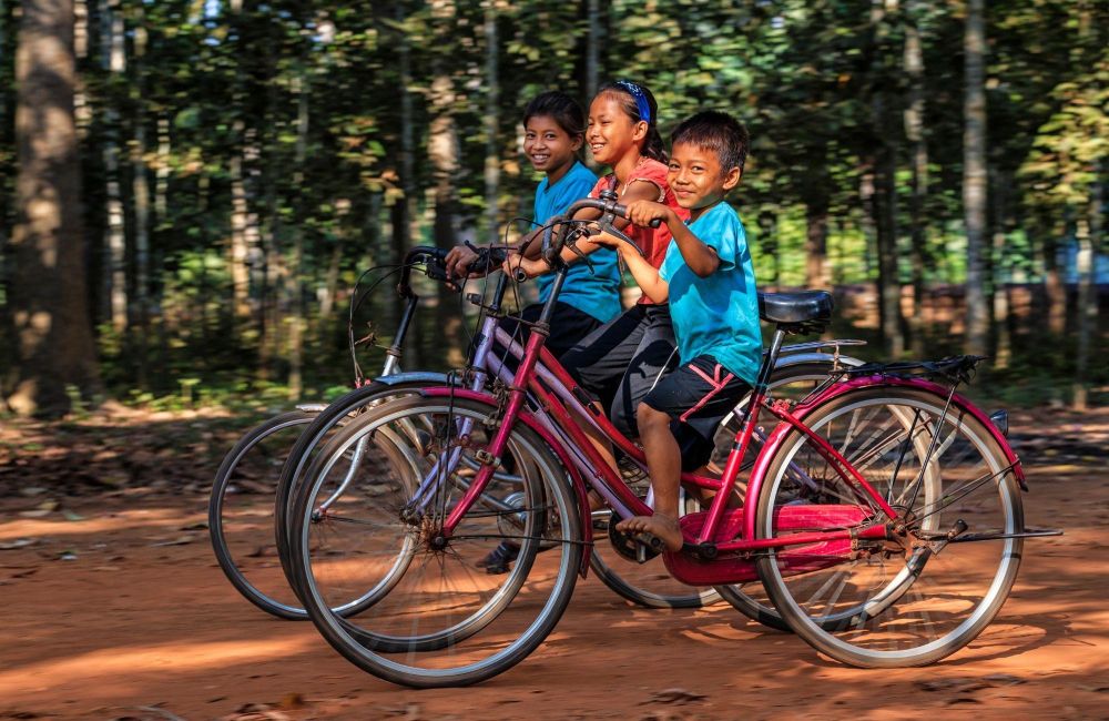 enfants cambodgiens à vélo