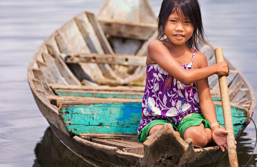 fillette cambodgienne sur le lac Tonle Sap