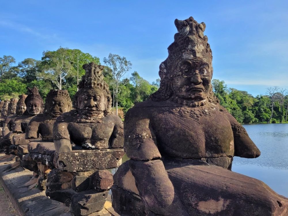 statues de la porte sud d'Angkor Thom