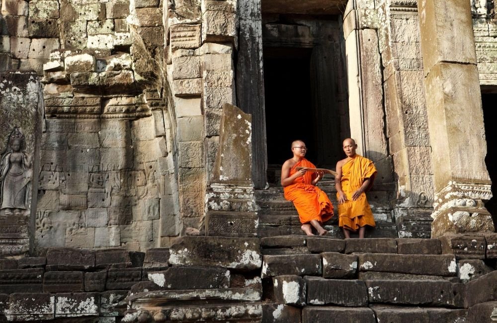 moines bouddhistes dans les temples d'Angkor