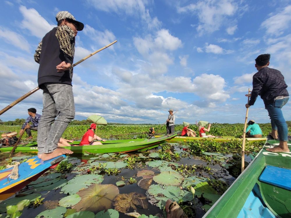 Navigation à travers les lotus au bord du lac Tonle Sap