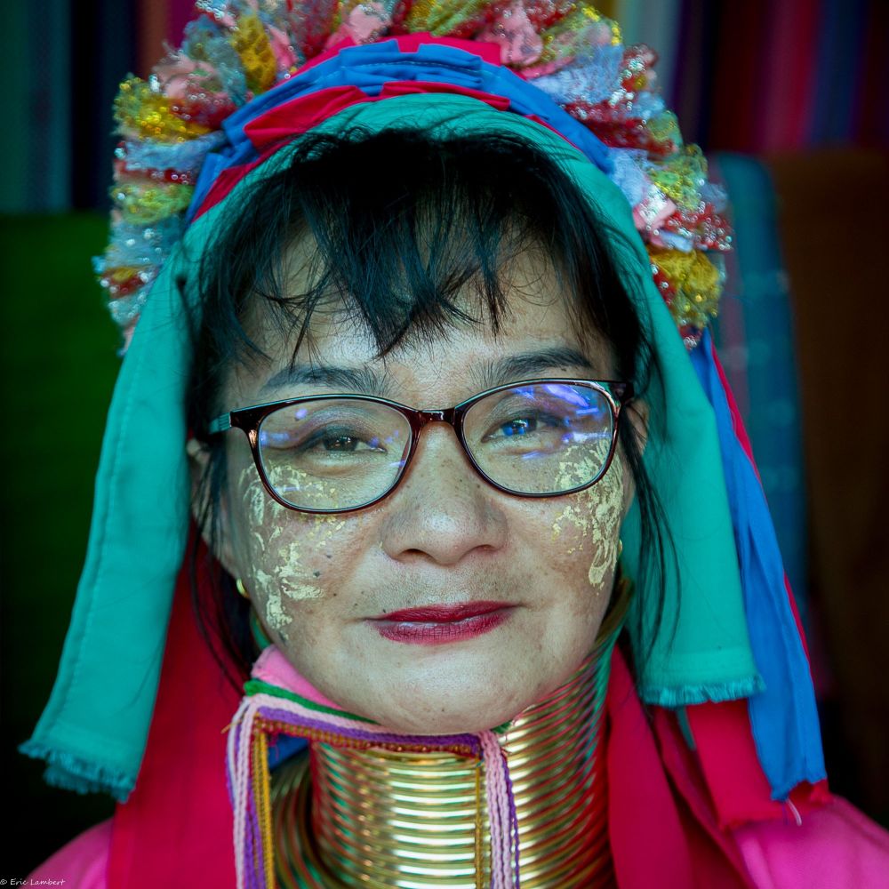 femme Karen  long neck