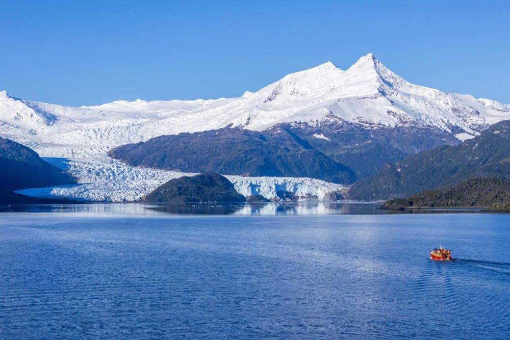 Notre bateau prénètre l'une des baies de la cordillère de Darwin, vierge de toute empreinte humaine