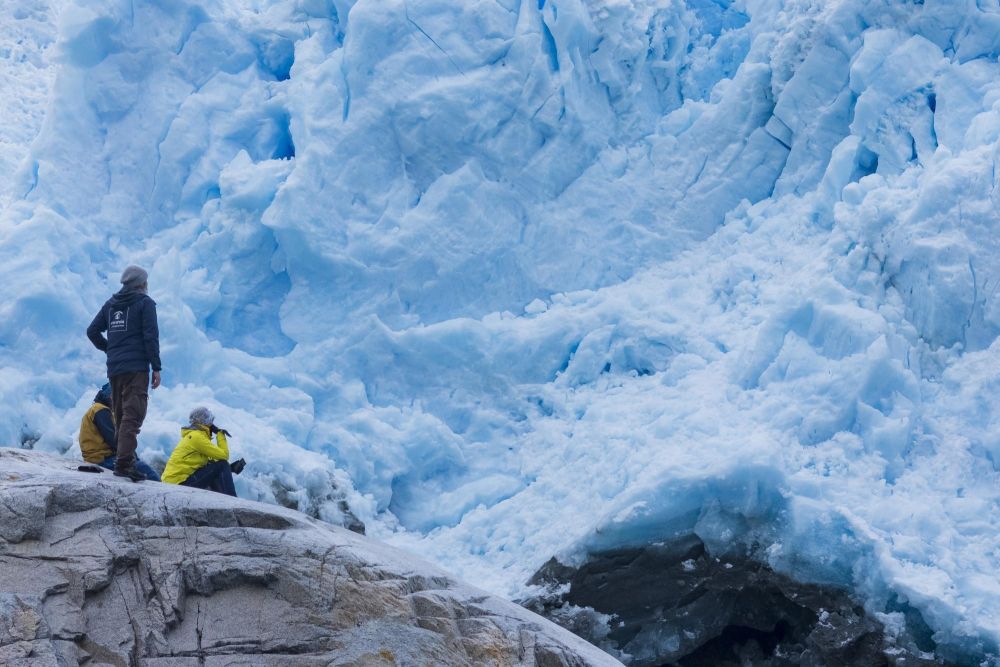 Observation d'un glacier millénaire de Terre de Feu, seuls au monde