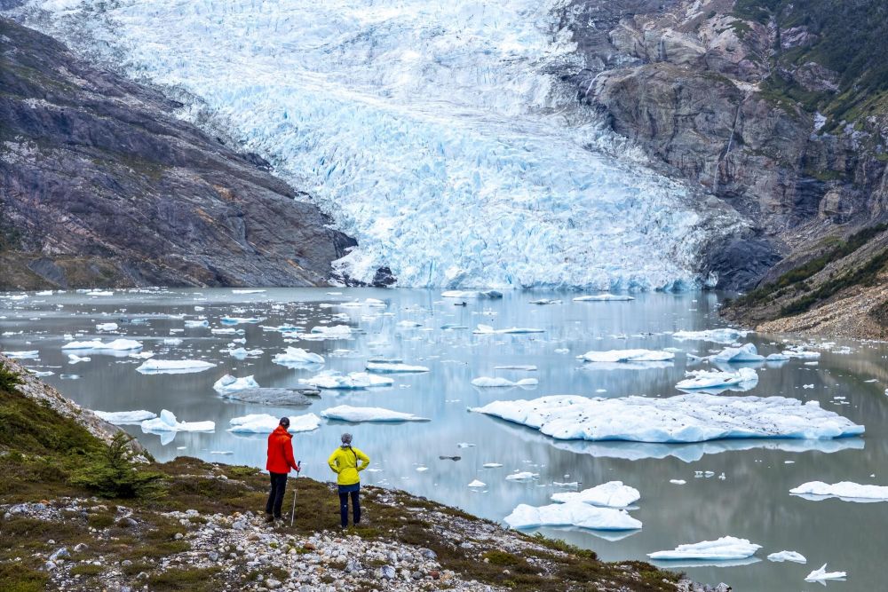 Randonnée au-dessus d'un lac glaciaire de Terre de Feu, cordillère de Darwin, Patagonie