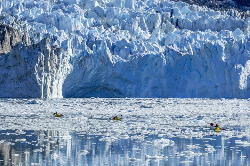 En kayak de mer auprès des glaciers en cordillère de Darwin