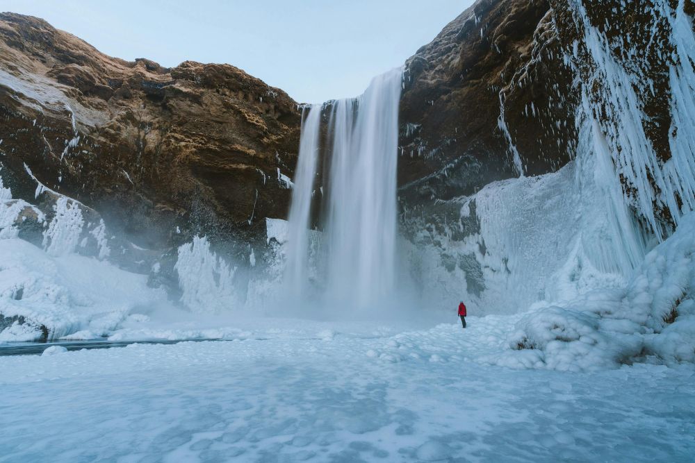Les cascades islandaises sous la glace