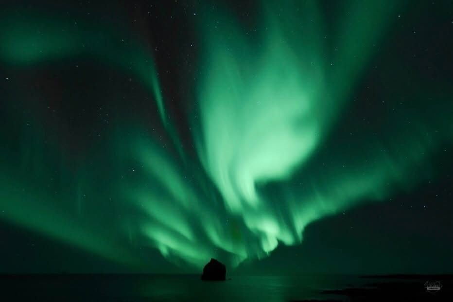 Sous les aurores boréales islandaises