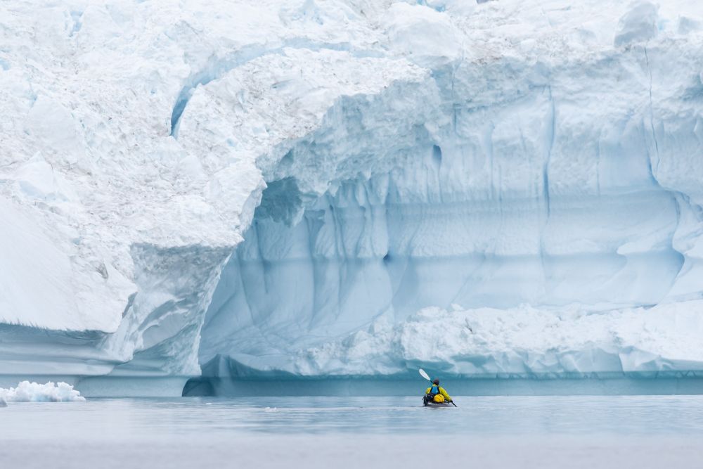 Kayak devant un iceberg