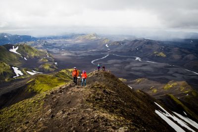 randonneur devant un volcan en Islande