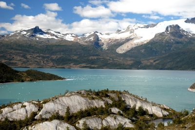 Vue sur l'une des baies de la Cordillère de Darwin, en Terre de Feu