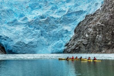 En kayak de mer dans les fjords de la Cordillère de Darwin, en Terre de Feu