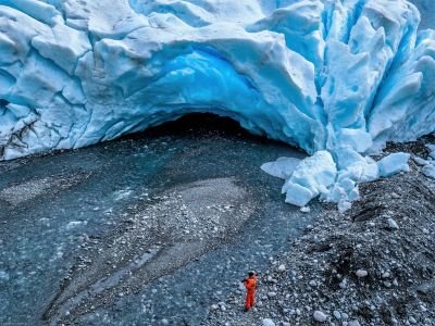 Au pied d'un glacier de la Cordillère de Darwin, Patagonie, Terre de Feu