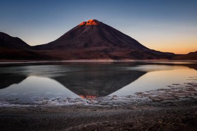 © Nicolas Fragiacomo - Le cône parfait du Licancabur se reflétant sur la laguna blanca au coucher du soleil Le cône parfait du Licancabur se reflétant sur la laguna blanca au coucher du soleil