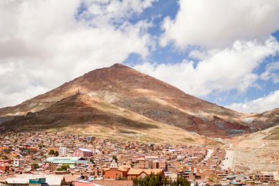 © Andrea Huls Pareja - Potosi et derrière le Cerro Rico, volcan gruyère encore riche en veines d'argent Potosi et derrière le Cerro Rico, volcan gruyère encore riche en veines d'argent