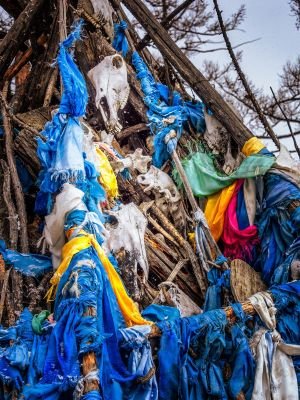© Nicolas Fragiacomo - Les ovoos sont constitués de pierre, bois ossements et tissus essentiellement Les ovoos sont constitués de pierre, bois ossements et tissus essentiellement
