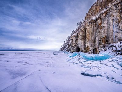 © Nicolas Fragiacomo - Nous longeons le rivage du lac et ses falaises Nous longeons le rivage du lac et ses falaises