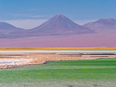 Les lagunes verte et blanche avec en toile de fond le volcan Licancabur