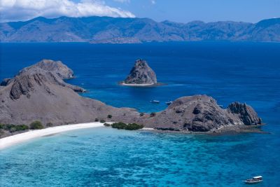Indonésie plage rose dans l' archipel des Komodo
