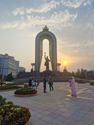 Parc et statue d' Ismaail Samani à Douchanbé