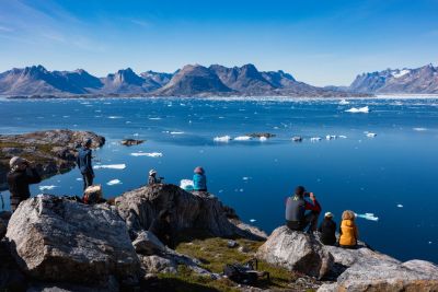 © Nicolas Grimaux - Kayakiste dans un fjord au Groenland Kayakiste dans un fjord au Groenland