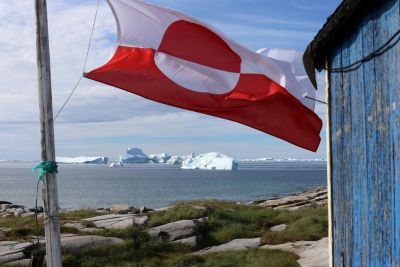 © Aurélie Boithias - Drapeau groenlandais flottant au vent dans le village d'Oqaatsut dans la baie de Disko au Groenland Drapeau groenlandais flottant au vent dans le village d'Oqaatsut dans la baie de Disko au Groenland