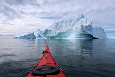 © Aurélie Boithias - Kayaks dans la baie de Disko au Groenland Kayaks dans la baie de Disko au Groenland