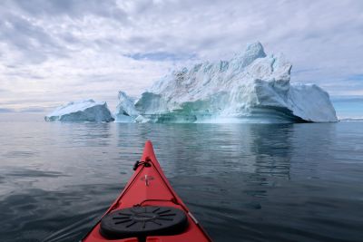 © Aurélie Boithias - Kayak dans la baie de Disko au Groenland Kayak dans la baie de Disko au Groenland