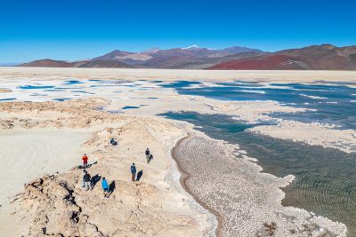 Lagunes sur le salar d'Antofalla dans la Puna argentine