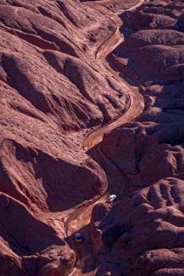 La route est sinueuse dans le dédale de bosses sabloneuses