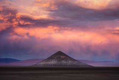 Ciel en feu sur le Cono de Arita dans le Salar d'Arizaro