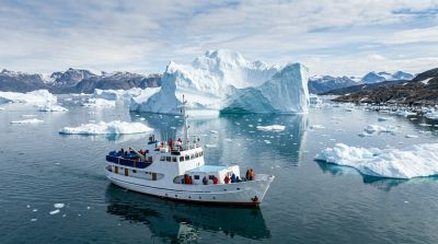 Le bateau au milieu des icebergs