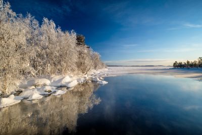 L'unique lac à eaux libres de Laponie en hiver