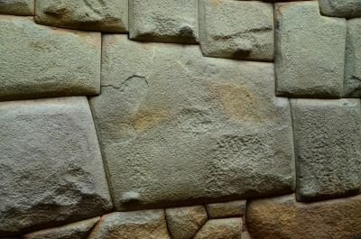Mur inca et parfaite imbrication des pierres dans la ville de Cuzco