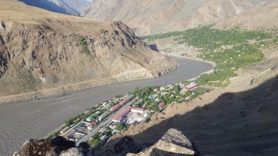 © Matthieu Libeer - La Pamir Highway long la rivière Pjang, frontière entre Tadjikistan et Afghanistan La Pamir Highway long la rivière Pjang, frontière entre Tadjikistan et Afghanistan