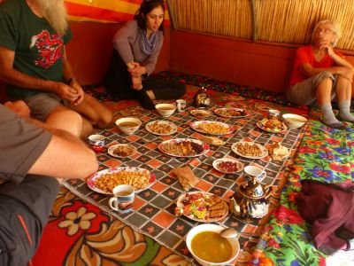 © Matthieu Libeer - Repas chez l'habitant dans la vallée de Bartang Repas chez l'habitant dans la vallée de Bartang