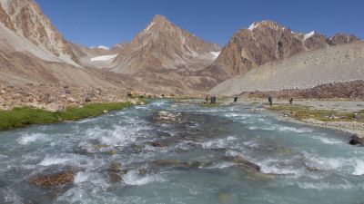 © Matthieu Libeer - Traversée de rivière à Kawg Traversée de rivière à Kawg