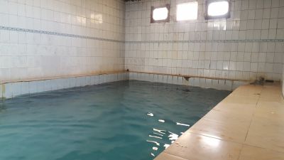 © Matthieu Libeer - Piscine d'eau chaude des rustiques thermes de Jelondy Piscine d'eau chaude des rustiques thermes de Jelondy