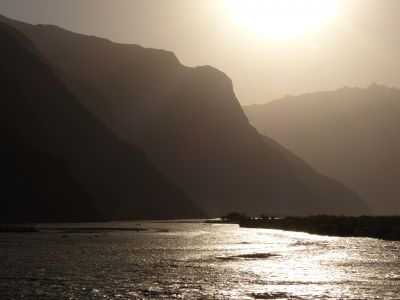 © Matthieu Libeer - La rivière Pjang  en fin de  journée, non loind de Khorog La rivière Pjang  en fin de  journée, non loind de Khorog