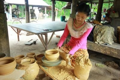 © Terres Oubliées - Jour 5 : Rencontre avec l’artisanat local et route pour Battambang. Jour 5 : Rencontre avec l’artisanat local et route pour Battambang.