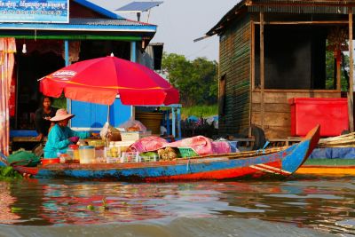 © Terres Oubliées - Jour 7 : Découverte en bateau des villages qui bordent la rivière Sanké et le lac Tonlé Sap. Nuit dans une maison « flottante » chez une famille de pécheurs. Jour 7 : Découverte en bateau des villages qui bordent la rivière Sanké et le lac Tonlé Sap. Nuit dans une maison « flottante » chez une famille de pécheurs.