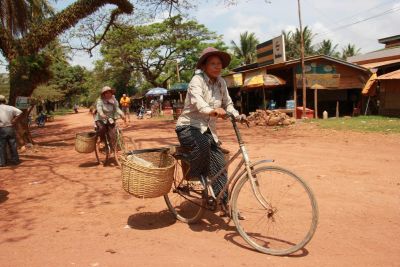 © Terres Oubliées - Jour 17 : Découverte à vélo des panoramas de l’île de Koh Trong et route pour la capitale Jour 17 : Découverte à vélo des panoramas de l’île de Koh Trong et route pour la capitale