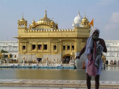 © Terres Oubliées - Jour 3 : Amritsar, découverte du temple d’or, déjeuner avec les pèlerins, cérémonie Wagah à la frontière pakistanaise et cérémonie Palki Sahib Jour 3 : Amritsar, découverte du temple d’or, déjeuner avec les pèlerins, cérémonie Wagah à la frontière pakistanaise et cérémonie Palki Sahib
