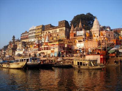 © Terres Oubliées - Jour 20 : Découverte de Varanasi, lever de soleil sur le Gange, découverte des akharas et découverte de la musique et des danses traditionnelles Jour 20 : Découverte de Varanasi, lever de soleil sur le Gange, découverte des akharas et découverte de la musique et des danses traditionnelles