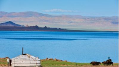 Yourte des nomades face au lac salé