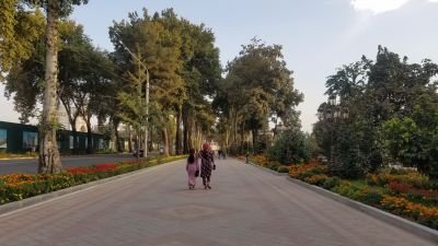 © Matthieu Libeer - Femmes tadjikes se baladant dans un parc,   à Dushanbe Femmes tadjikes se baladant dans un parc,   à Dushanbe