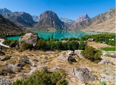 © shkonst - Le lac Iskanderkul Le lac Iskanderkul