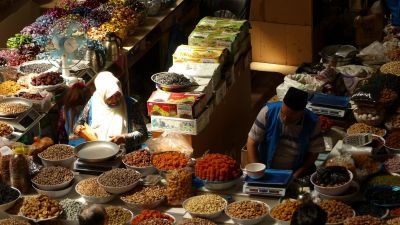 © Matthieu Libeer - Le marché de Pendjikent, chargé d'épices et de fruits secs Le marché de Pendjikent, chargé d'épices et de fruits secs