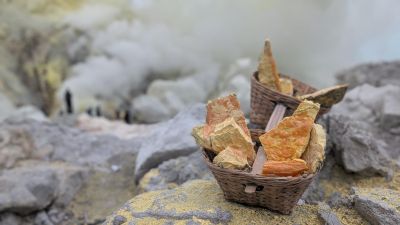 Récolte du soufre au Kawah Ijen, à l'est de Java